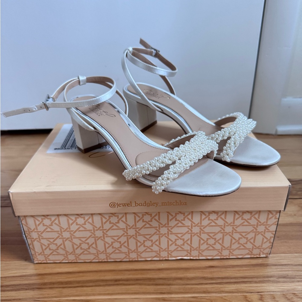 Jewel Badgley Mischka Women's Ninnette Block Heel Sandals ivory with pearl strap - Picture 2 of 7